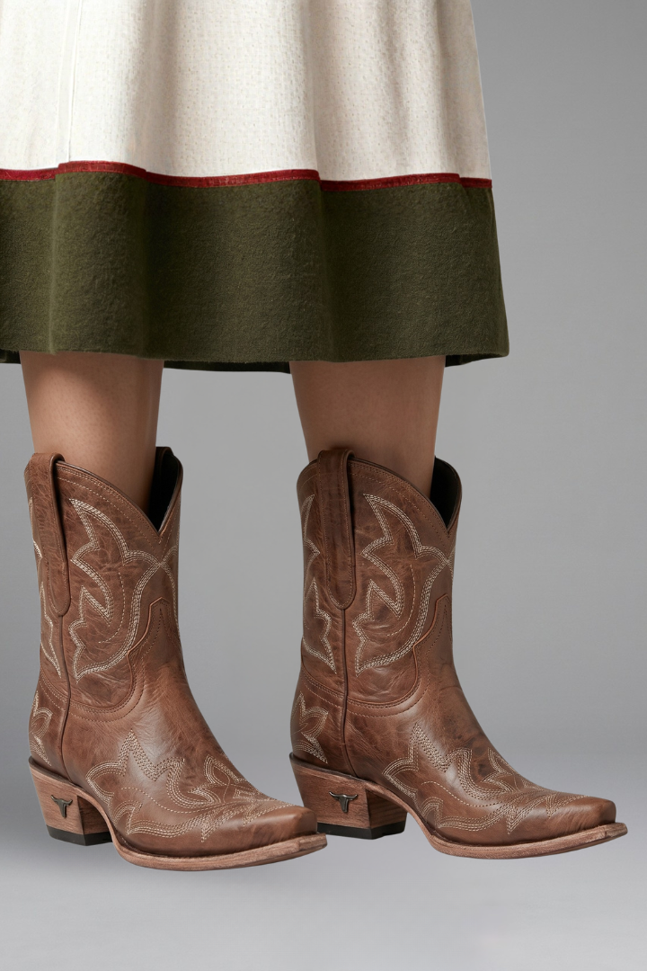 Ženske čizme sa vezom za sve sezone